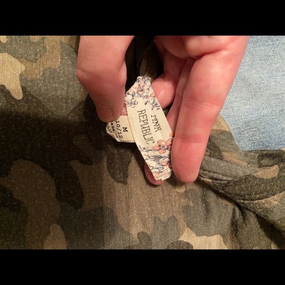 Jeans and 2 shirts - Picture 3 of 5